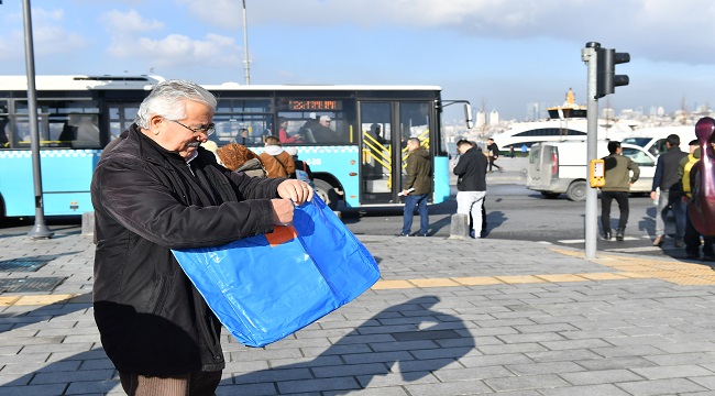 ÇEVRE İÇİN YAPTI: Kullanılmayan afiş-poşetlerden ekolojik çantalar üretti