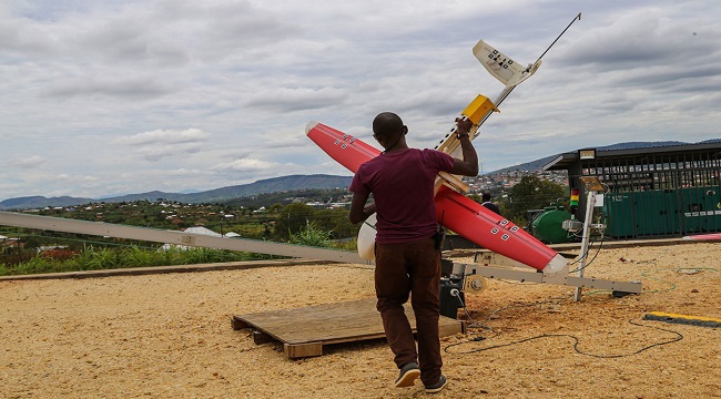 Ruanda’da ücra bir kliniğe kan götürmek için drone’dan faydalanılıyor.