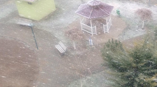 Ankara Foto Haber: Bir tarafında açık hava, diğer tarafında kar