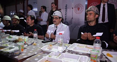 İftarını MADENCİLERLE yaptı