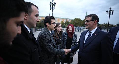 Enerji Bakanı Dönmez: Rusya'daki öğrencilerle buluştu
