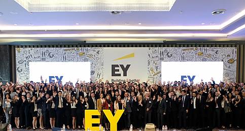 ​EY Türkiye 342 yeni mezunu bünyesine kattı!