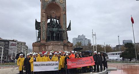 Türkiye Madenciler Derneği&#039; Taksim Atatürk Anıtına&#039; çelenk koydu