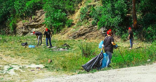 Çevre için 1 kamyon çöp topladılar!