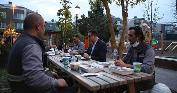 ‘Büyük bir özveriyle elektrik dağıtımında görev yapan kardeşlerimizle iftar...’