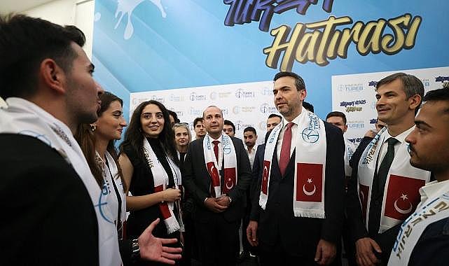 Enerji Bakanı Bayraktar - Rüzgara kafa yoran gençlerle buluştu!