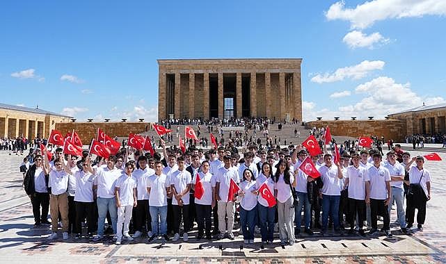 “Enerjinin Yıldızları” - 19 Mayıs’ı Atatürk’ün huzuruna çıkarak kutladı!