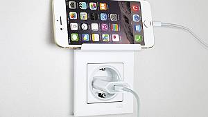 Elektrik anahtarlarını telefon tutucu yaptı