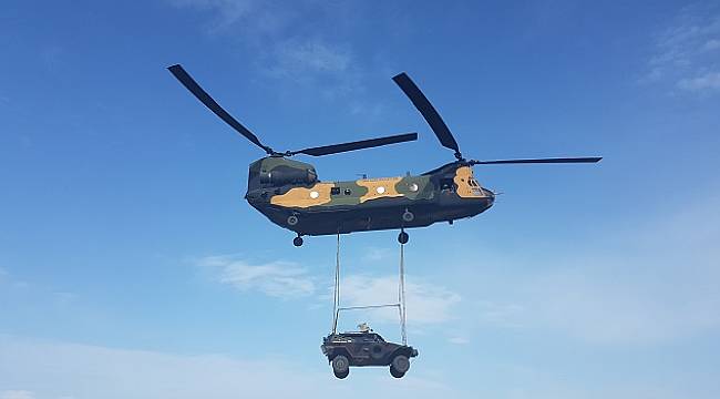 Zırhlı araçlarını sergiliyor