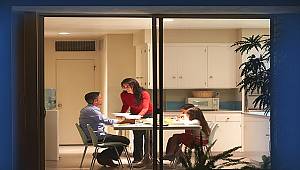 Hırsızı fotoğraf çekerek korkutuyor