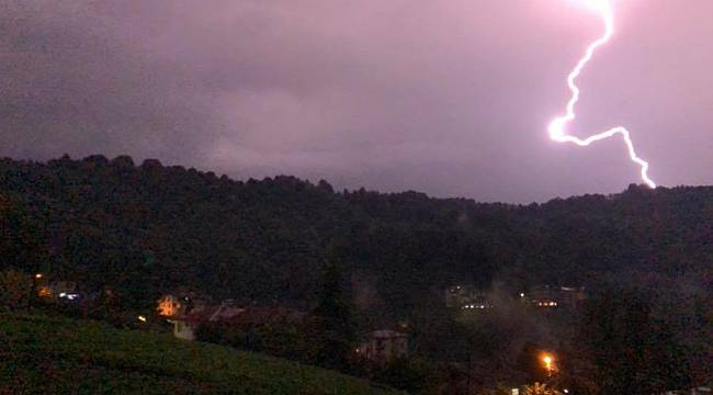 Şimşekler geceyi aydınlattı