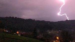 Şimşekler geceyi aydınlattı