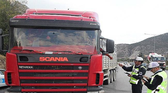 CEZASI 488 TL: Kamyonlar sağ şerit ihlali yapmayın