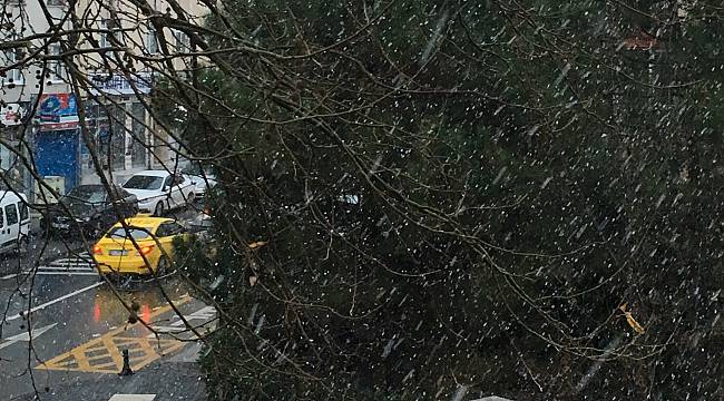 Şimdide İstanbul&#039;da kar yağışı başladı