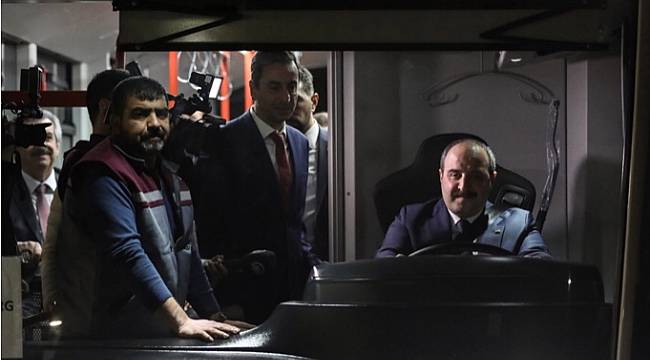 Yerli ve elektrikli otobüsün direksiyonuna geçti