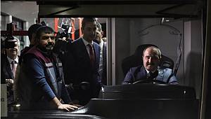 Yerli ve elektrikli otobüsün direksiyonuna geçti