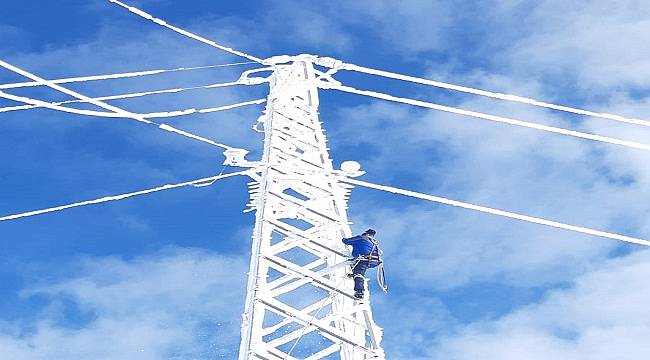 ZOR AMA: Elektrik arızasına müdahale için direğe çıkıyor