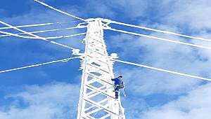 ZOR AMA: Elektrik arızasına müdahale için direğe çıkıyor
