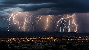 Enerji Şirketleri: Yağmur, fırtına, aşırı sıcaklar bilgisayar- telefonu etkiliyor