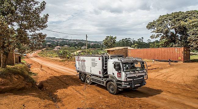 Kamyonlarla destek veriyor