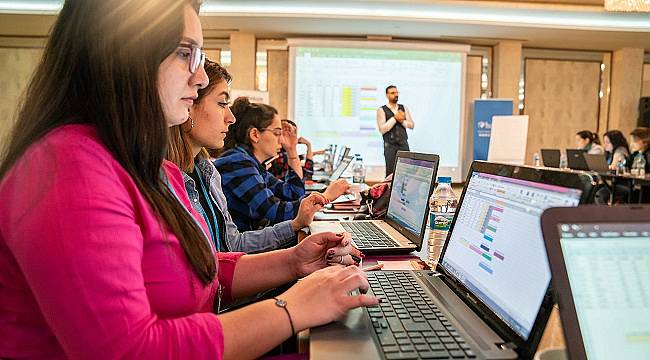 Türkiye&#039;nin Güçlü Kadınları 30 ilde &#039;Kız Kardeşim Eğitimleri&#039; verecek