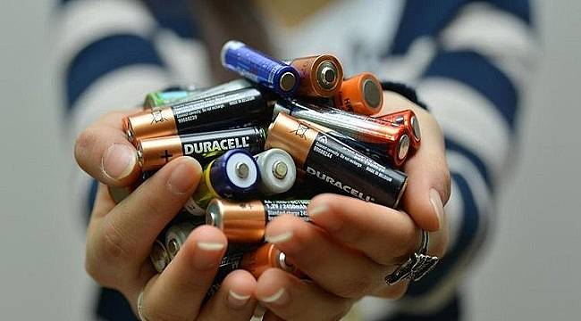 Atık pil getiren öğrenciye kitap hediye ediyor!