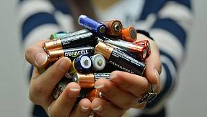 Atık pil getiren öğrenciye kitap hediye ediyor!