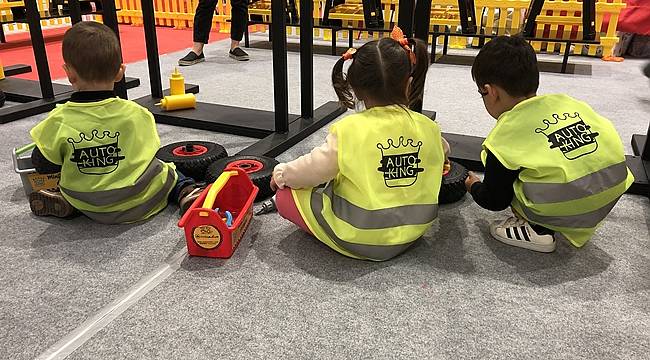Minik ustalar otomobilleri tamir etti