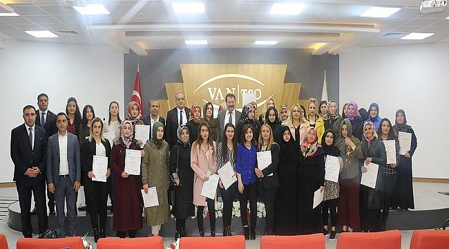VANLI KADINLAR: &#039;Kadın Girişimci Yönetici Okulu&#039; eğitimlerini tamamlayıp sertifikalarını aldılar