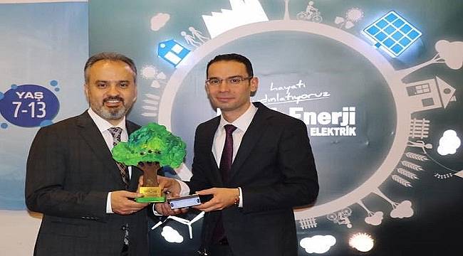 Limak Enerji: Miniklere Güneş Pilli Mini Radyo&#039;yu tanıttı