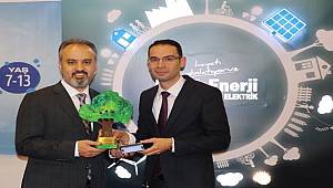 Limak Enerji: Miniklere Güneş Pilli Mini Radyo'yu tanıttı