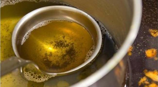 Atık yağlar suyun oksijen almasını önlüyor: Toplanması için belediyelerden yardım isteyin