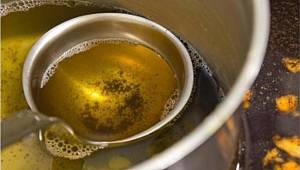 Atık yağlar suyun oksijen almasını önlüyor: Toplanması için belediyelerden yardım isteyin