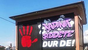 ‪Kadına şiddete "Dur" de: ELEKTRİK TRAFOLARINA YAZDI