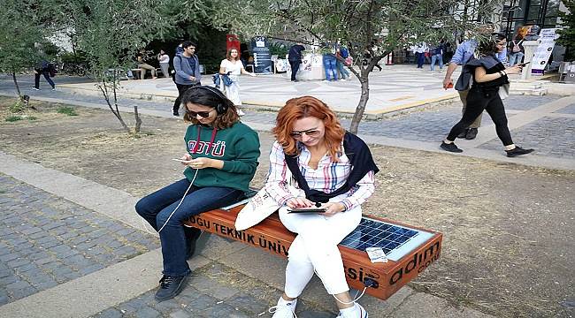 Toplanan bağışlarla yapıldı: Güneş enerjisiyle çalışan şarj üniteli banklar hizmette