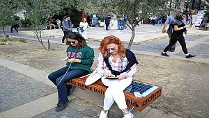 Toplanan bağışlarla yapıldı: Güneş enerjisiyle çalışan şarj üniteli banklar hizmette