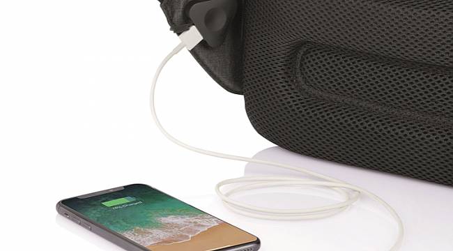 Telefonu şarj ediyor: Solar Panelli sort çantası