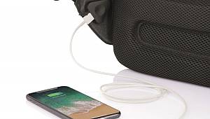 Telefonu şarj ediyor: Solar Panelli sort çantası