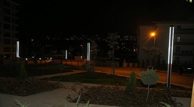 Parkları GÜNEŞ enerjili direklerle aydınlatmaya başladı!
