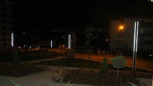 Parkları GÜNEŞ enerjili direklerle aydınlatmaya başladı!