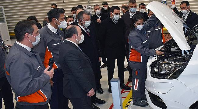 &#039;Elektrikli araç çalışmalarını mühendis - teknisyen ve sahada çalışan kadınlardan dinledi&#039;