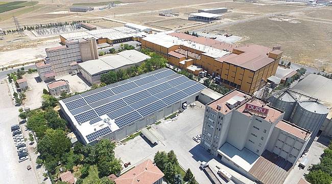 Üretim tesislerinin çatılarına 8 bin güneş enerjisi paneli yerleştirdi!