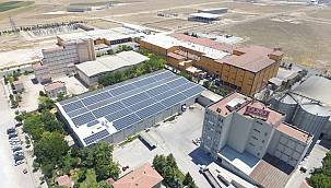 Üretim tesislerinin çatılarına 8 bin güneş enerjisi paneli yerleştirdi!