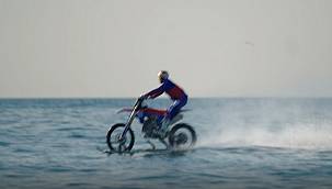 Motosikletiyle SU üzerinde gidiyor - TÜRKİYE'DE!