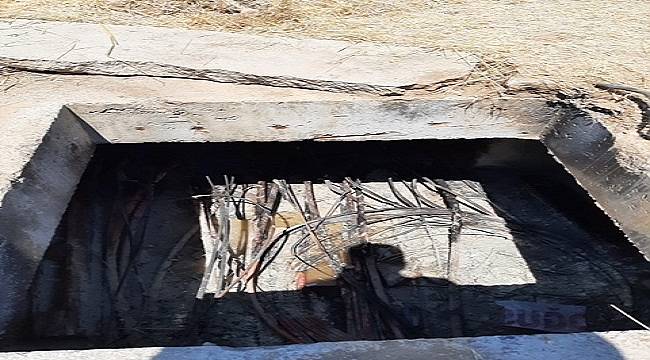 Nedeni - Elektrik ve fiber veri kabloları...