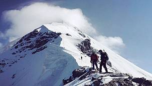 Ekibin biri Uludağ Elektrik'ten - Gürcistan’ın 4858 metre yüksekliğindeki Tetnuldi Dağı’na tırmandılar!