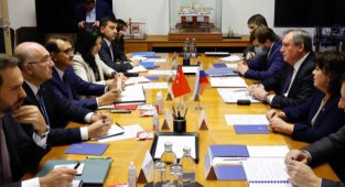 Enerji Bakanı Dönmez: 'Devam eden enerji projelerimizi ve yeni fırsatları ele aldık'