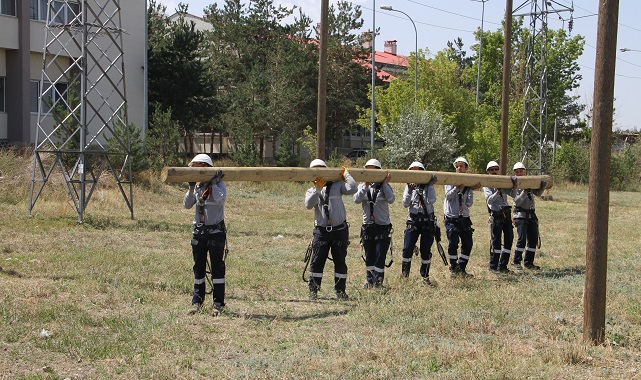 Onarım ve bakım için ekiplerine komando eğitimi veriyor - ARAS Elektrik!