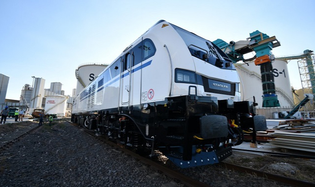 Türkiye’nin ilk DİZEL - ELEKTRİKLİ Lokomotiflerini teslim aldı - TÜPRAŞ!