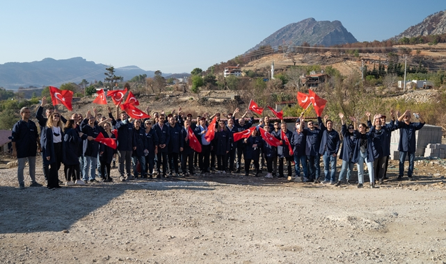 Sabancı Gönüllüleri “Cumhuriyet Seferberliği” kapsamında Manavgat’ın Güzelyalı köyünü yaşama geri kazandırmaya destek sağladı